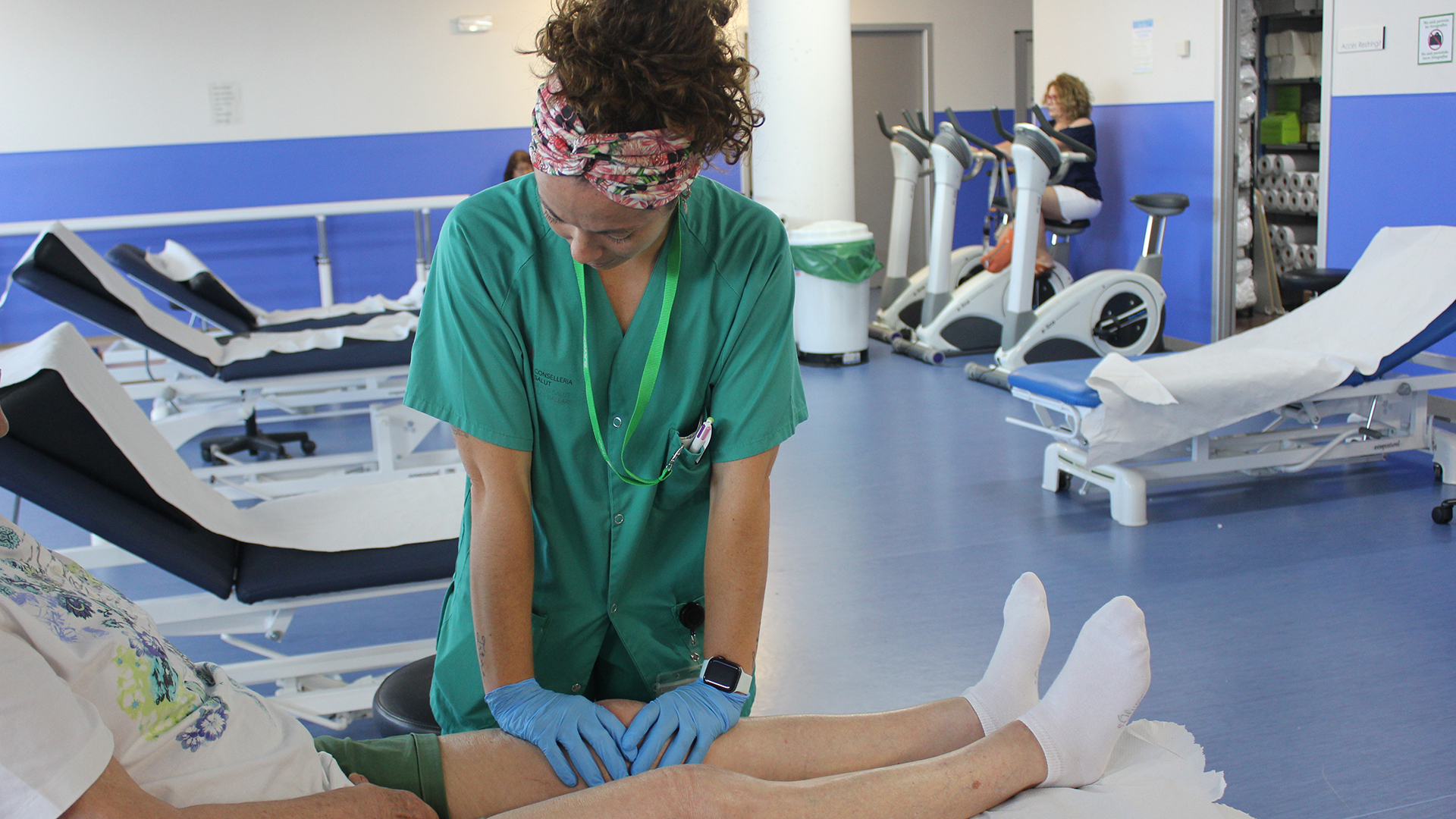 Fisioterapeuta atendiendo a un paciente